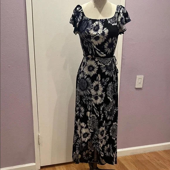Band Of Gypsies Dresses | Band Of Gypsies Black And White Floral Maxi Dress | Color: Black/White | Size: S | Iborobskikh's Closet